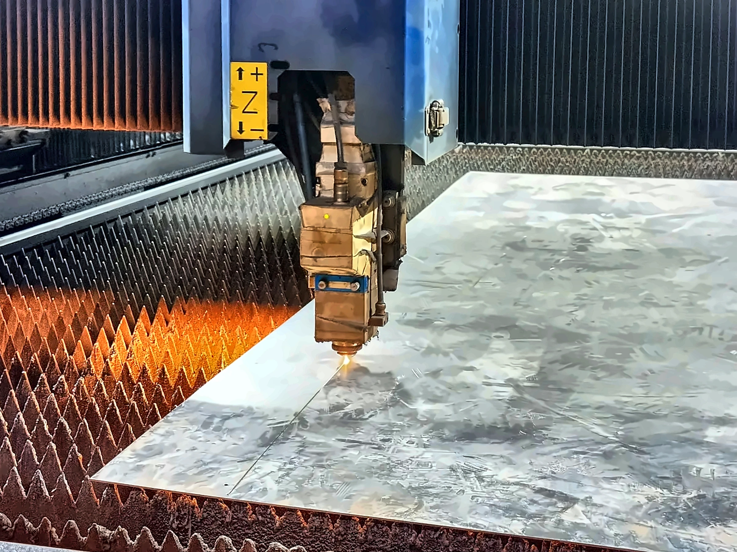3 kW laser-cutting machine and its cutting bed